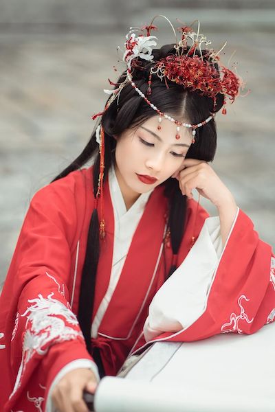 Une étudiante promeut la culture traditionnelle chinoise en créant des accessoires pour cheveux délicats