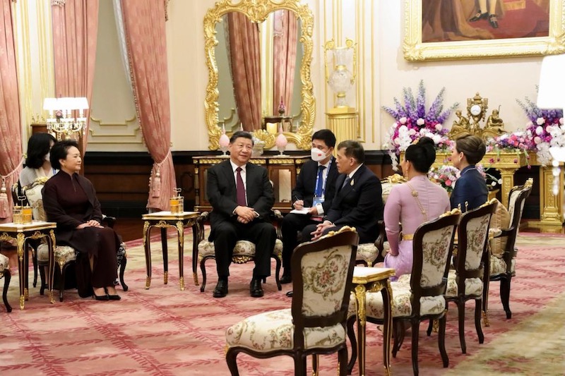 Xi Jinping et son épouse rencontrent le roi et la reine de Thaïlande