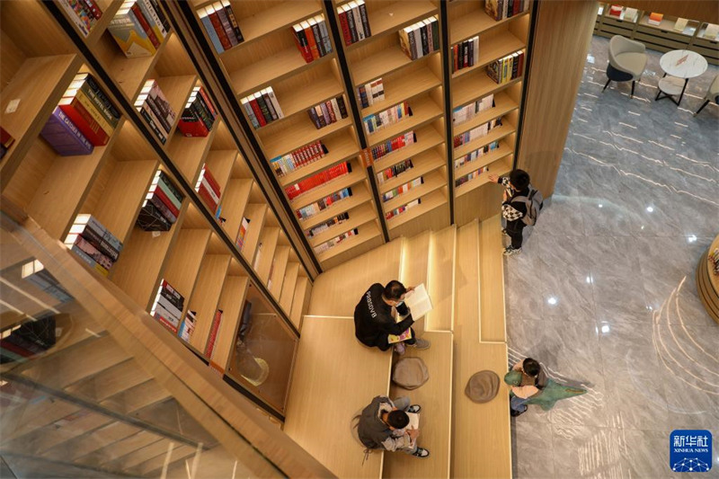 Anhui : savourer la lecture dans une bibliothèque du plaisir