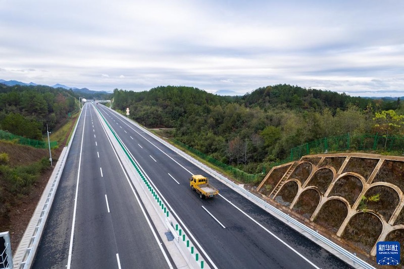 Hunan : la première autoroute intelligente Pingyi ouverte à la circulation