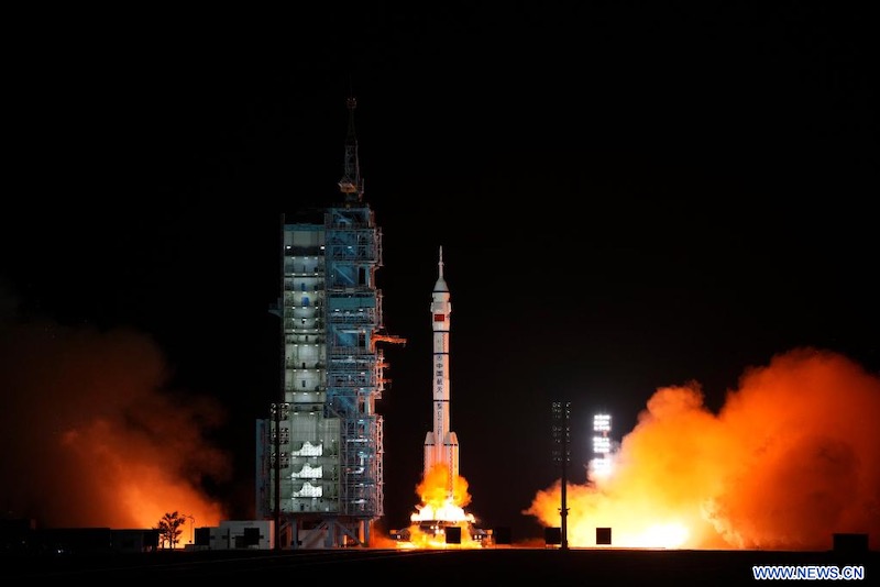 La Chine lance le vaisseau spatial Shenzhou-15 visant la première relève de l'équipage en orbite