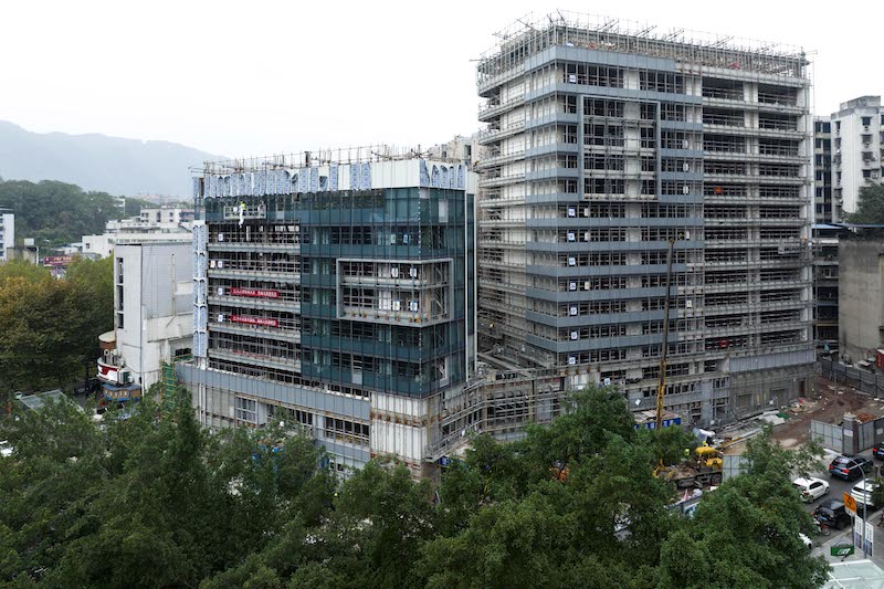 Chongqing : un bâtiment de stationnement en construction pour résoudre les difficultés de stationnement dans la vieille ville