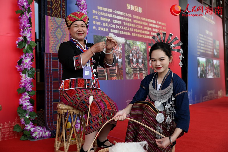 Des chants et danses des Li et des Miao présentés à la 21e Convention de la Fédération internationale des Teochew à Hainan