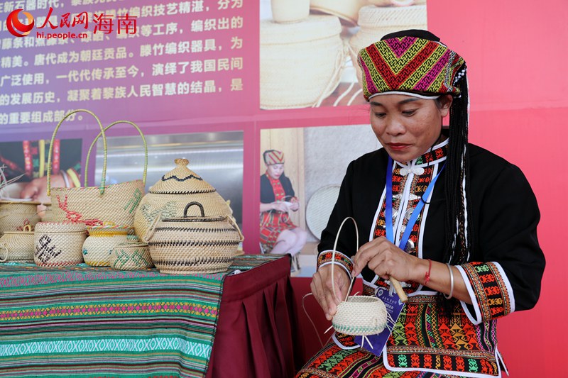 Des chants et danses des Li et des Miao présentés à la 21e Convention de la Fédération internationale des Teochew à Hainan