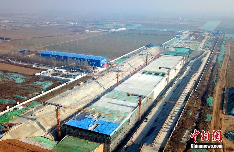 La cinquième station de groupe de la ligne express reliant Xiong'an à l'aéroport international de Beijing Daxing a reçu son plafond