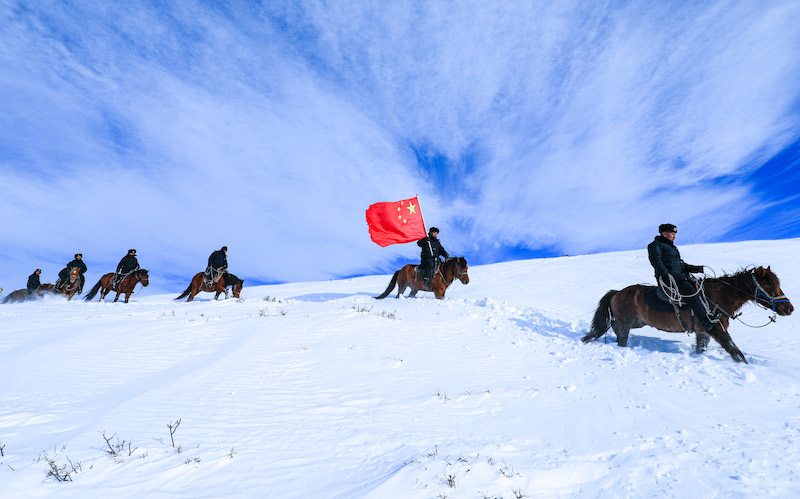 Xinjiang : une patrouille frontalière sous la neige à Altay