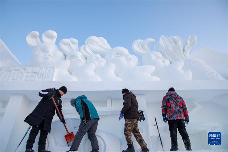 Heilongjiang : les sculptures de neige de la 35e Exposition de neige de l'île du Soleil à Harbin sont progressivement terminées