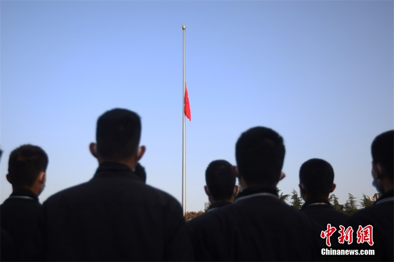 Cérémonie de levée et de mise en berne du drapeau national au Hall de commémoration des victimes du massacre de Nanjing