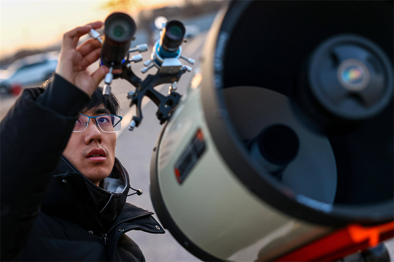 Un jeune homme en quête d'étoiles enregistre les progrès de la construction de la station spatiale chinoise