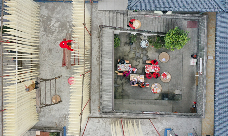 Anhui : des nouilles suspendues faites à la main, un patrimoine immatériel qui aide à augmenter les revenus à Feidong