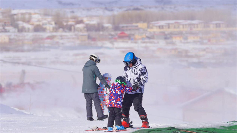 Xinjiang : le 20e Festival de la glace et de la neige d'Urumqi a débuté par une série de 69 activités destinées à accueillir les visiteurs