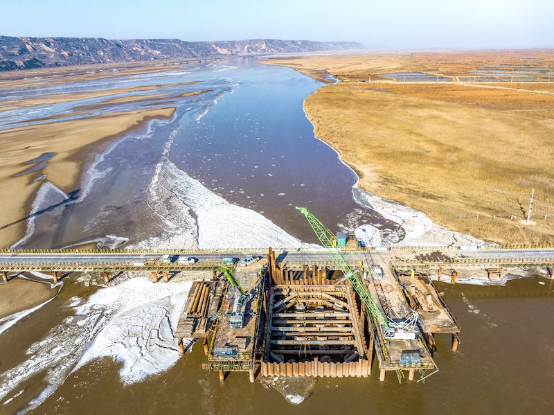 Shanxi : la construction hivernale du pont sur le fleuve Jaune bat son plein à Yuncheng