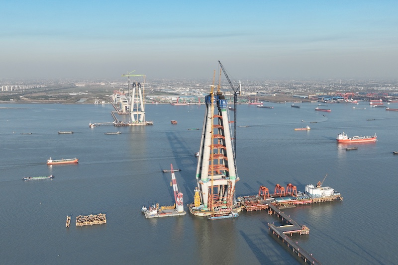 Jiangsu : la hauteur de la tour principale du pont Changtai sur le fleuve Yangtsé à Changzhou a dépassé 200 mètres