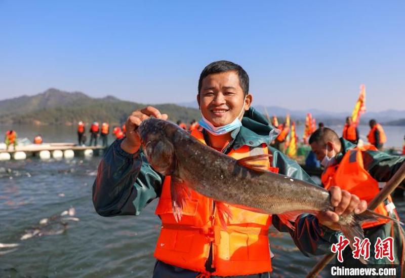 Jiangxi : le village de pêcheurs de Wan'an occupé de la pêche d'hiver et du « séchage hivernal » pendant le Solstice d'hiver
