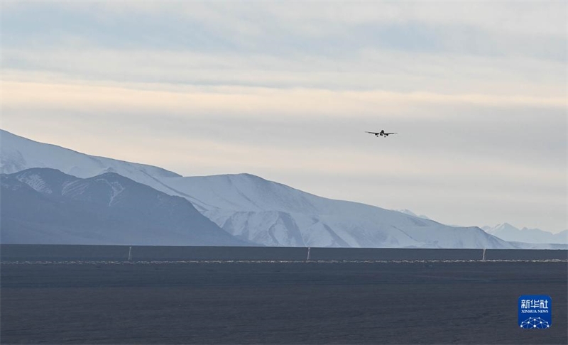 Xinjiang : l'aéroport de Tashkurgan officiellement ouvert au trafic, des passagers accueillis chaleureusement sur le Plateau du Pamir