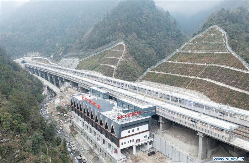 Le lancement d'un nouveau chemin de fer accélère les voyages en train dans le sud-ouest de la Chine