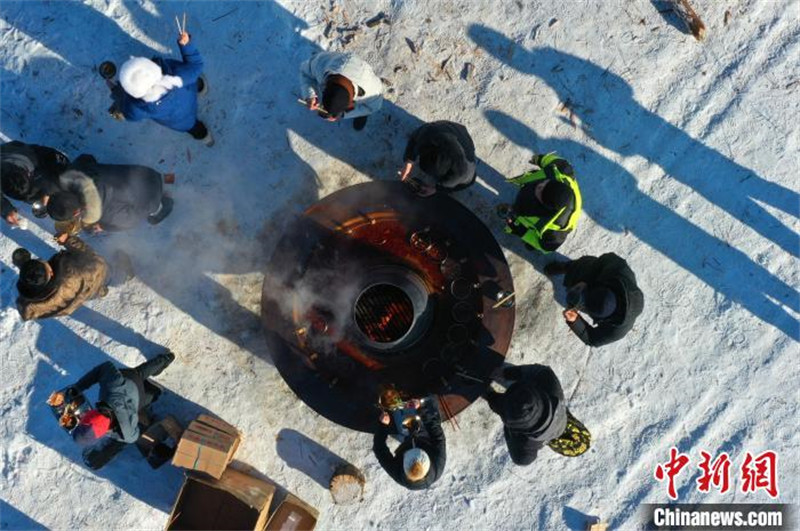 Mongolie intérieure : un gala de la glace et de la neige donne une expérience de vitesse incroyable dans les monts Daxing'anling