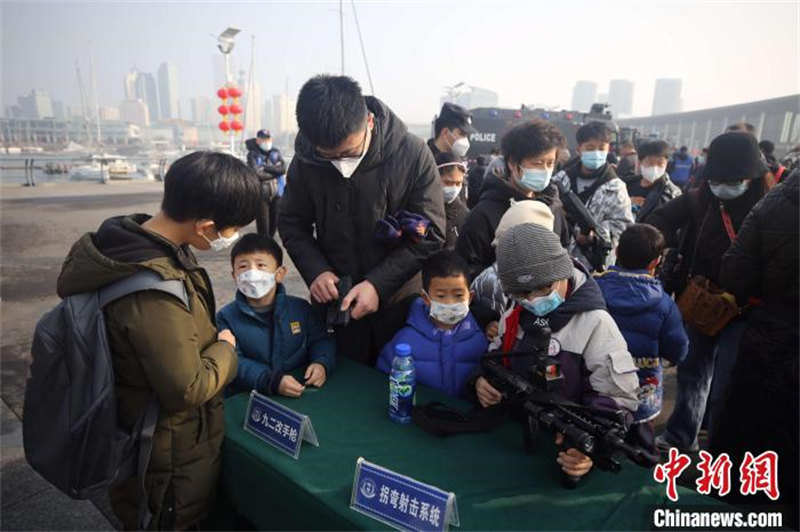 Shandong : la « Journée portes ouvertes du camp de police » de Qingdao attire de nombreux habitants