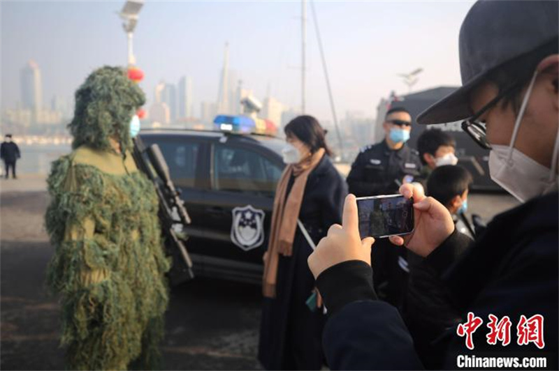 Shandong : la « Journée portes ouvertes du camp de police » de Qingdao attire de nombreux habitants