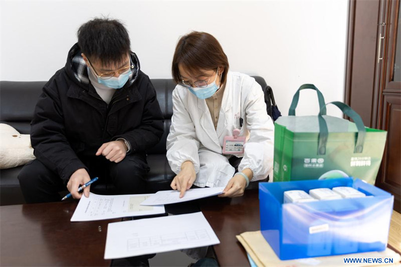 Chine : des centres de santé communautaires distribuent des médicaments contre la COVID-19 à Shanghai