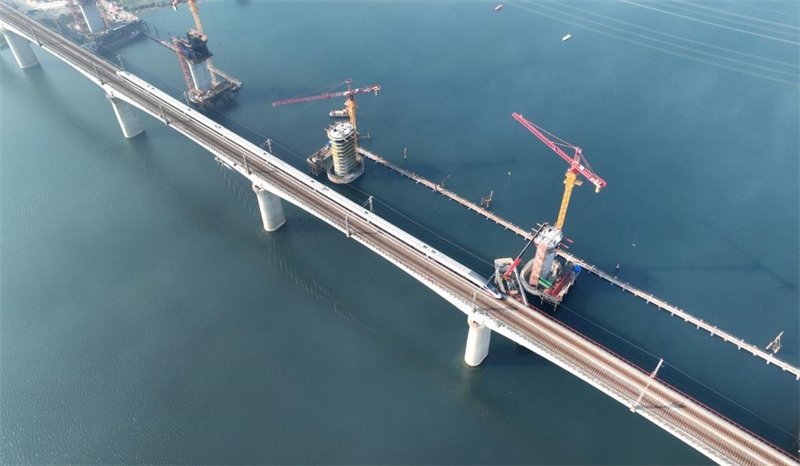 Guangxi : la construction du pont spécial de Liujiang de la ligne ferroviaire Xianggui bat son plein