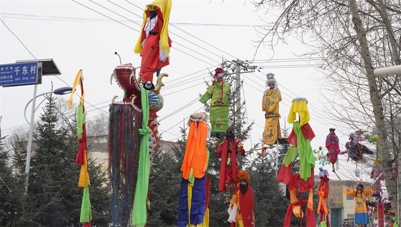 Qinghai : des spectacles d'acrobaties aériennes de Gaotai pour célébrer le Nouvel An chinois dans le Huangzhong