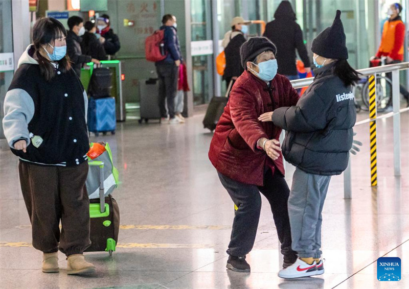 Les Chinois en route pour des réunions de famille pendant la vague de voyages de la Fête du Printemps