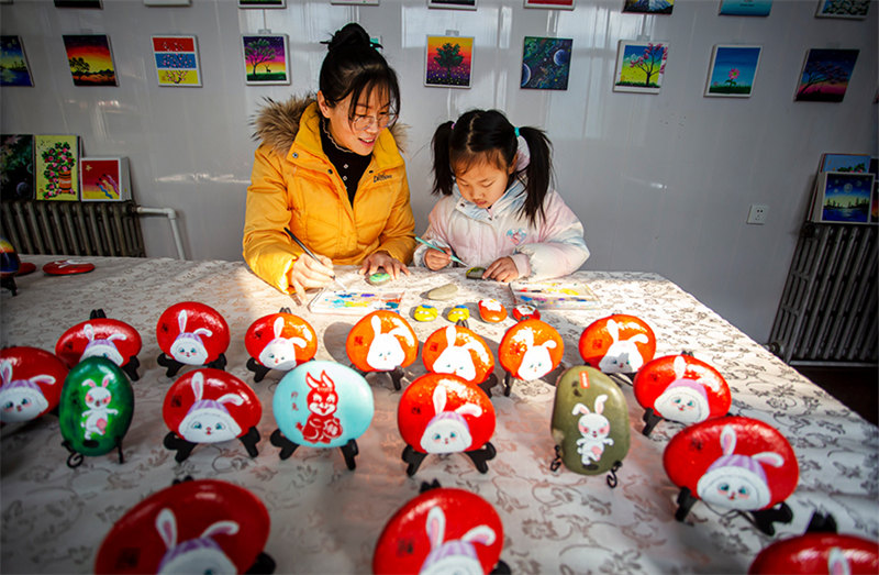 Hebei : des peintures sur pierre créatives ajoutent de la joie à l'Année du Lapin