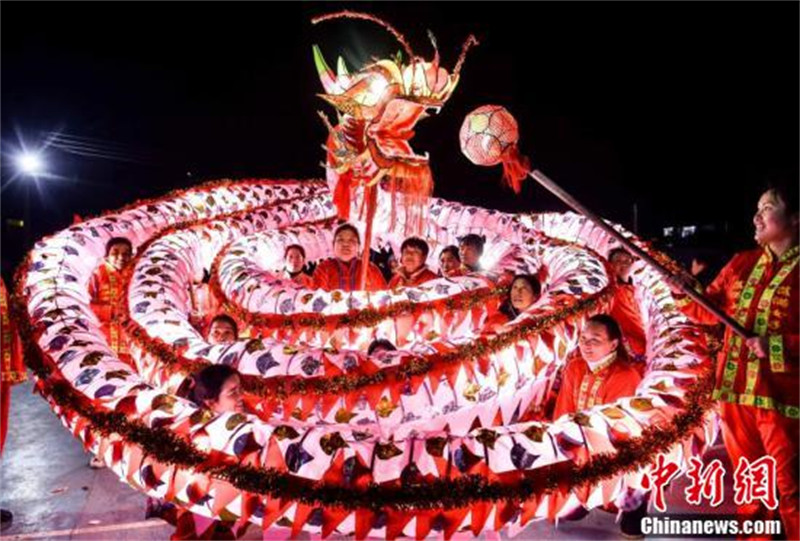 Guizhou : les dragons roulants du patrimoine culturel immatériel font le réveillon du Nouvel An chinois dans le comté de Songtao