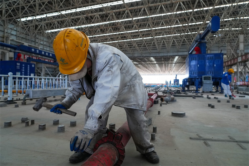 Guangdong : le coulage de la dernière section du tunnel sous-marin du corridor Shenzhen-Zhongshan est terminé