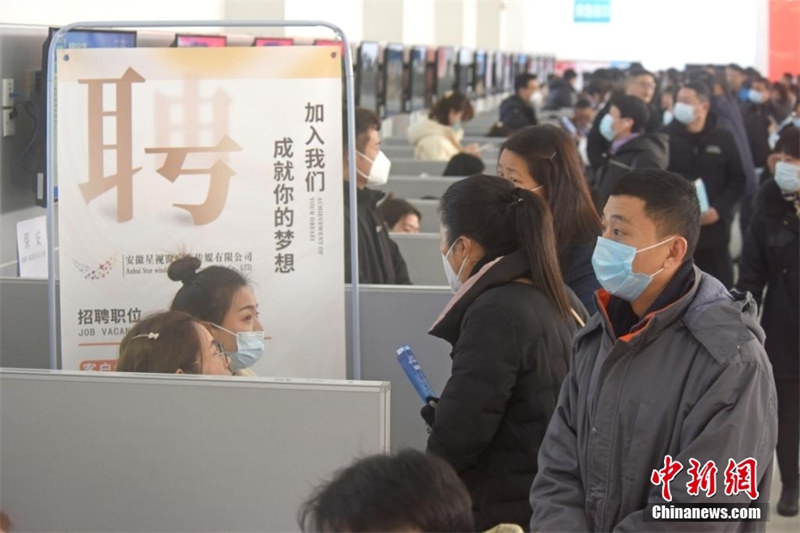 De nombreux salons du travail attirent les demandeurs d'emploi chinois