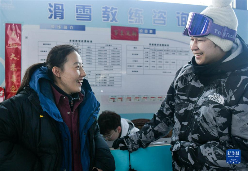 Xinjiang : surfer sur la vague des Jeux olympiques d'hiver, semer les graines des sports de glace et de neige au pied des monts Tianshan