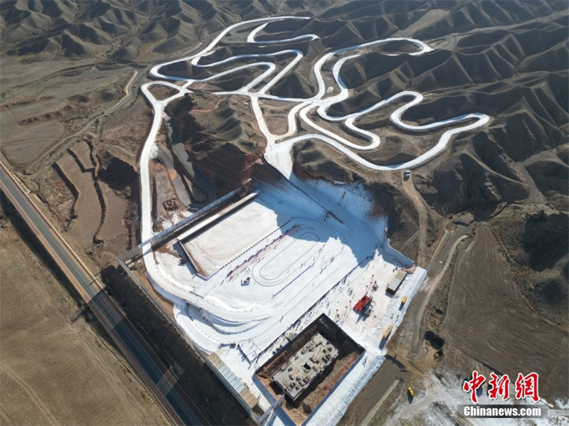 Comme un « serpent argenté » dans le désert : une vue aérienne des pistes de ski dans les déserts rocheux du Gansu