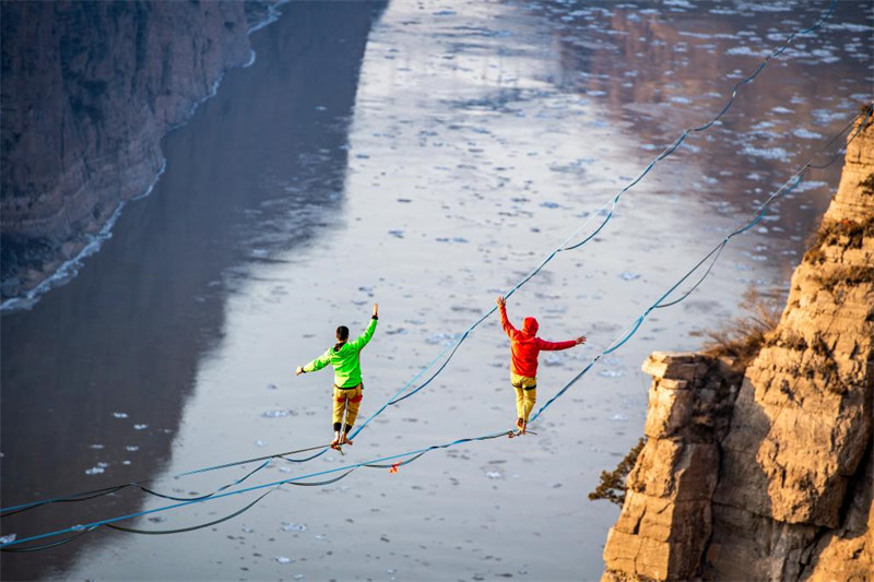 Shanxi : un spectacle de corde raide à haute altitude à Hejin