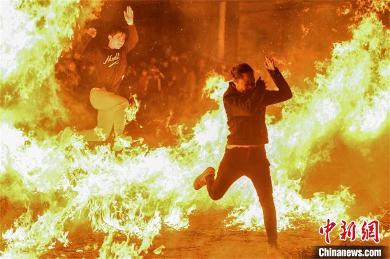 Hainan : les habitants célèbrent la Fête des Lanternes en « traversant la mer de feu » à Haikou