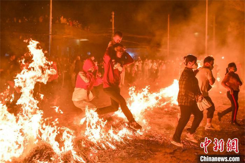 Hainan : les habitants célèbrent la Fête des Lanternes en « traversant la mer de feu » à Haikou