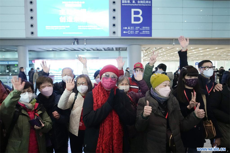 Arrivée à Beijing du premier groupe de touristes de Hong Kong