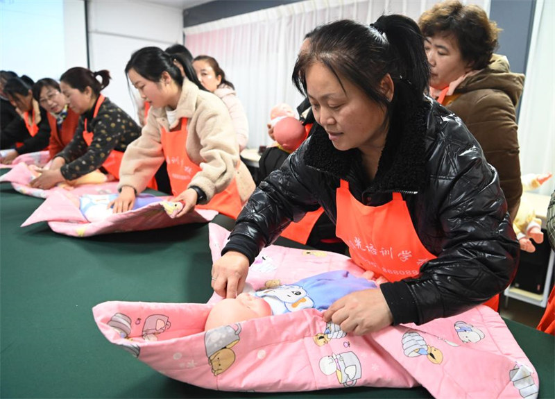 Shandong : la formation aux compétences ménagères favorise l'emploi à Liaocheng