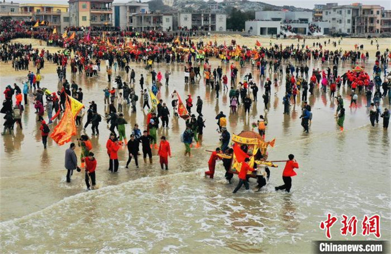 Fujian : porter un palanquin jusqu'à la mer pour prier pour le bonheur, une tradition folklorique de Putian