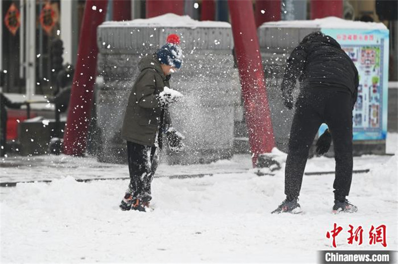 Mongolie intérieure : la ville de Hohhot accueille la neige de printemps, les gens s'en amusent