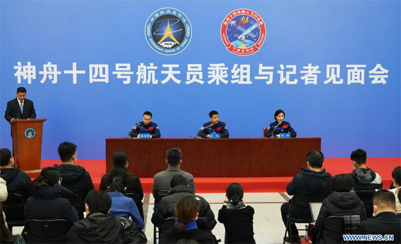 Les astronautes de Shenzhou-14 rencontrent la presse après leur quarantaine et une phase de récupération