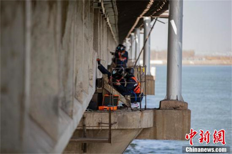 Hebei : des « Spidermen » sur le pont maritime assurent l'entretien en haute altitude et en mer