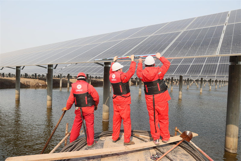 Hebei : la construction photovoltaïque bat son plein sur l'eau à Caofeidian