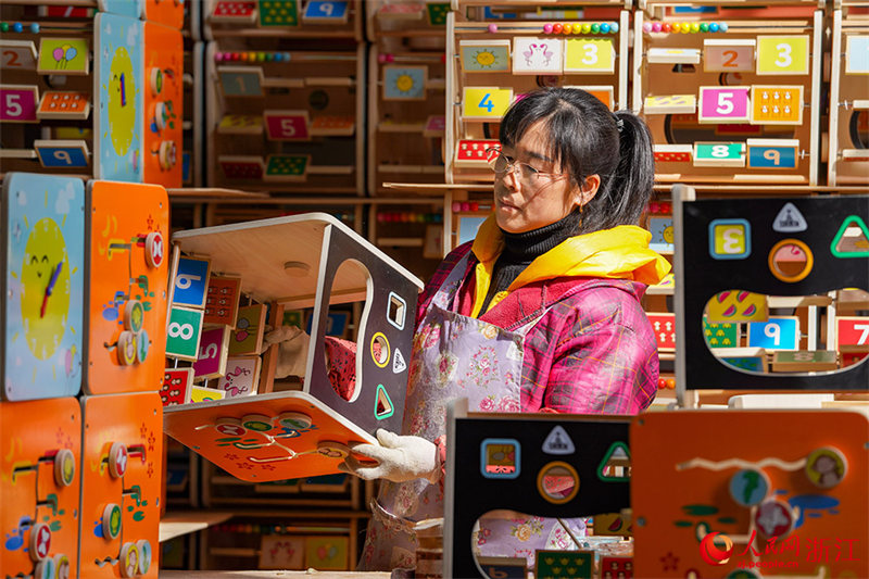 Zhejiang : de petits jouets contribuent à la grande industrie à Yunhe