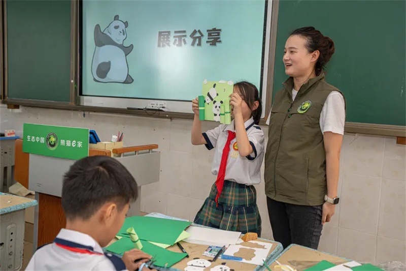 Hainan : première leçon de la rentrée à Haikou, les pandas géants en ligne comme invités