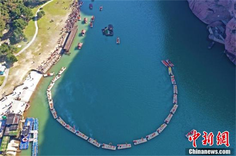 Jiangxi : des « dragons colorés » dérivent sur une rivière, priant pour les touristes