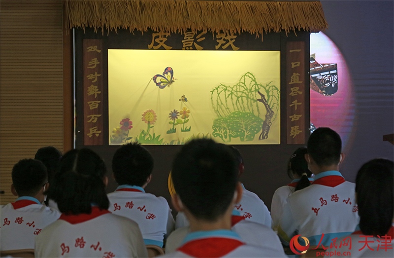 Les spectacles d'ombres chinoises dans les écoles ajoutent de la valeur aux divers services périscolaires