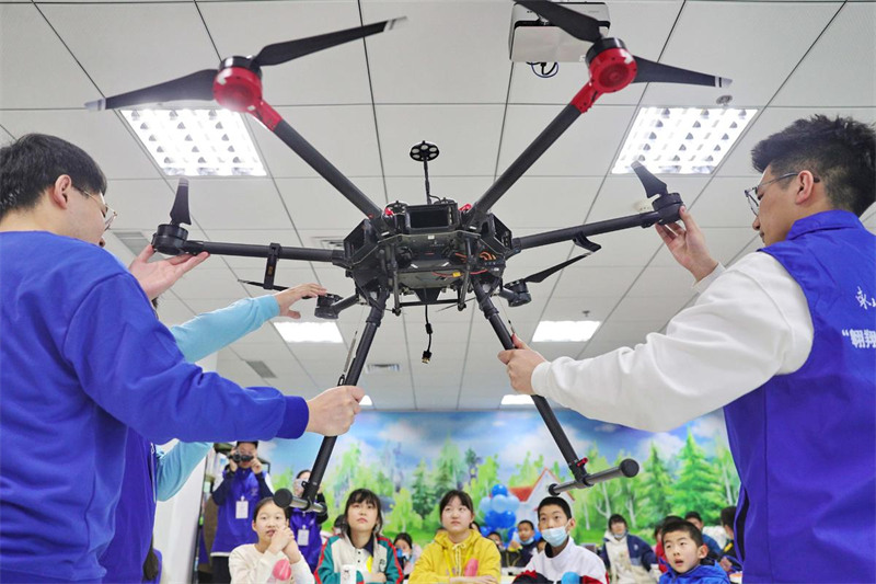 Hebei : des bénévoles universitaires éclairent les « rêves scientifiques et technologiques » des adolescents à Qinhuangdao