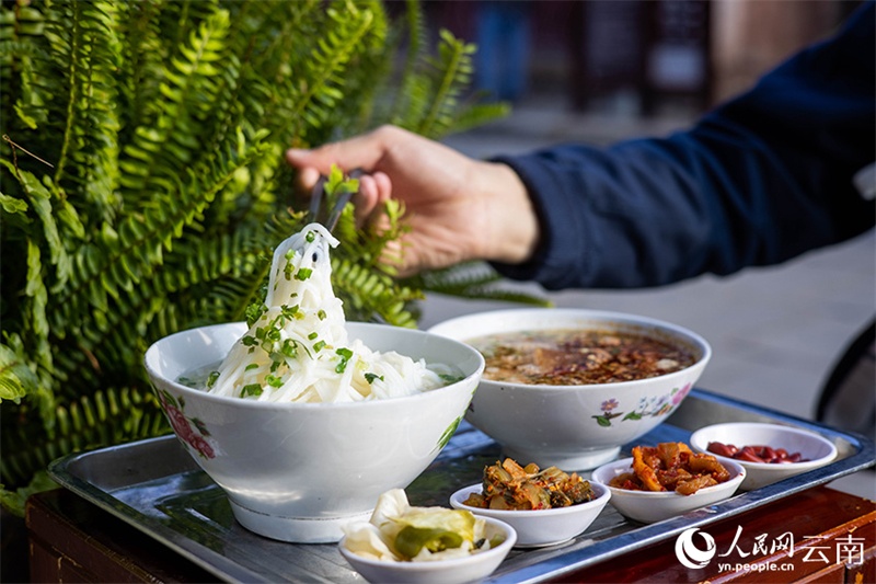 Yunnan : la dynamique dans la ville ancienne et le parfum des snacks flottent au loin à Weishan