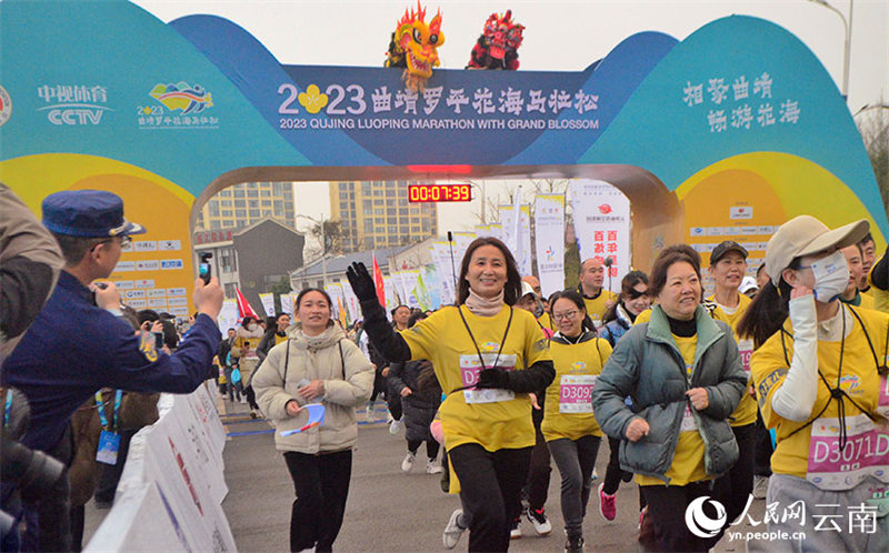 Yunnan : des marathons organisés au milieu d'une mer de fleurs de colza